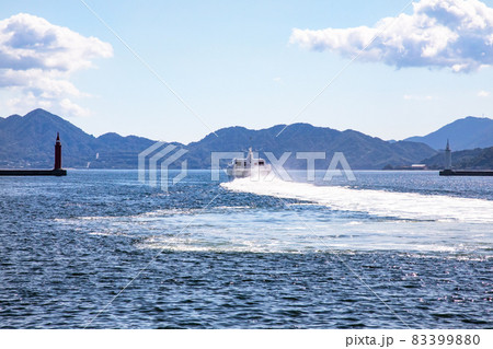 瀬戸内海を結ぶ高速連絡船の風景です。遠景に島しょ部が見えます。-3 83399880