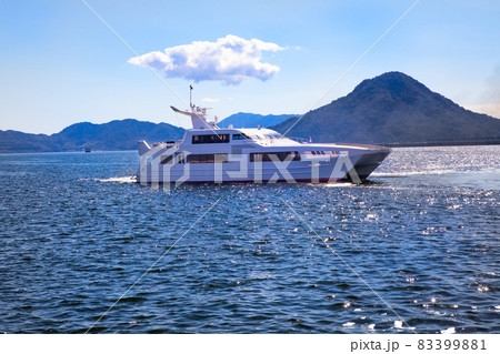 瀬戸内海を結ぶ高速連絡船の風景です。遠景に島しょ部が見えます。-4 瀬戸内海を結ぶ高速連絡船の風景です。遠景に島しょ部が見えます。-4 83399881