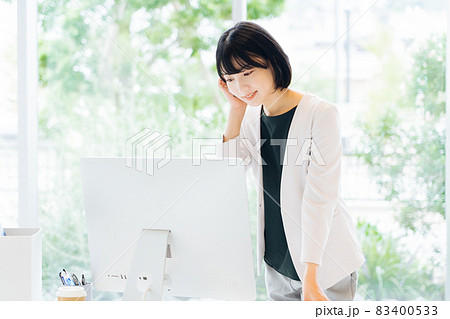 パソコンをチェックするビジネスウーマン 83400533