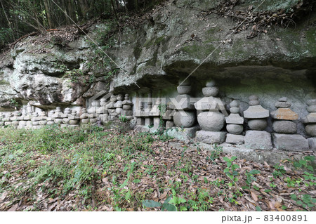 興降寺跡石塔群上段（香川県指定史跡） 83400891