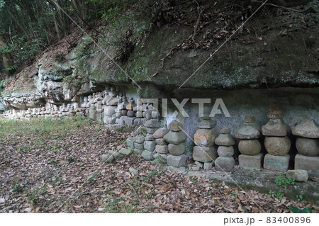 興降寺跡石塔群上段（香川県指定史跡） 83400896