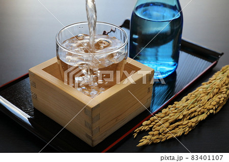 冷酒（日本酒）を注ぐ 83401107