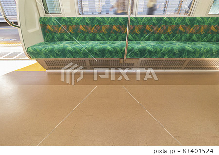 京王線　新宿行き　府中駅　府中駅ホーム　車内　座席　ドア 83401524