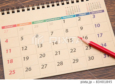 カレンダー(未晒クラフト紙)と赤鉛筆 83401845