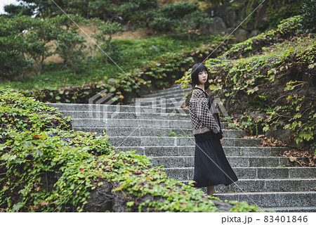 秋の自然公園を散策する女性 83401846