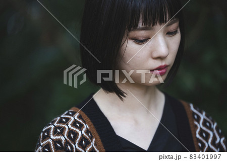 秋の自然公園を散策する女性 秋の自然公園を散策する女性 83401997