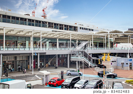 広島駅北口、新幹線口の風景です。文化勲章受章の圓鍔勝三の作品「朝」が見えます。 83402483