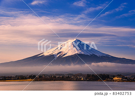 河口湖・朝焼けの富士山と幻想的な空のグラデーション 83402753