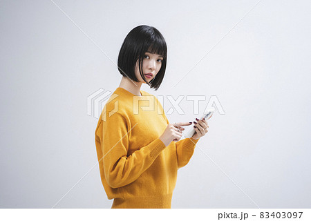スマートフォンを使う女性 スマートフォンを使う女性 83403097