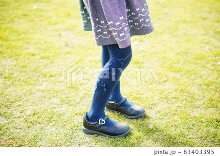 女の子向けの可愛いフォーマルシューズとリボンのタイツ 83403395