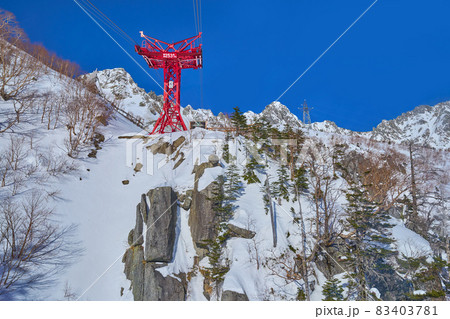 冬の朝の長野県駒ヶ根市 中央アルプス駒ヶ岳ロープウェイ（2531m付近）からの眺望 83403781