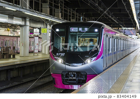 京王線　新宿行き　電車　京王　5000系　京王5000系　京王ライナー　 83404149