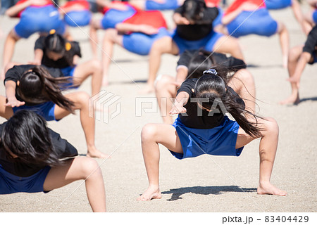 運動会でソーラン節を踊る小学生の写真素材