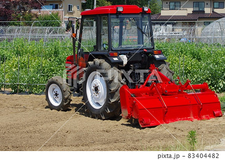 赤いトラクター 農業用トラクター 赤いトラクター 農業用トラクター 83404482