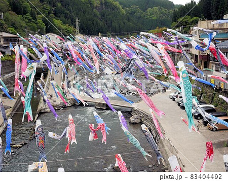 熊本県杖立温泉　九州最大の鯉のぼり祭り 83404492