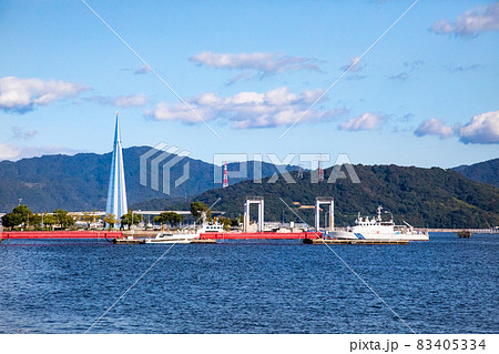 広島湾の沿岸部の風景です。宇品波止場公園のパライダイスの塔が見えます。 83405334