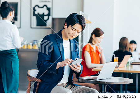 カフェでリモートワークする若い男性 カフェでリモートワークする若い男性 83405518