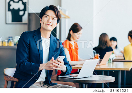 カフェでリモートワークする若い男性 カフェでリモートワークする若い男性 83405525
