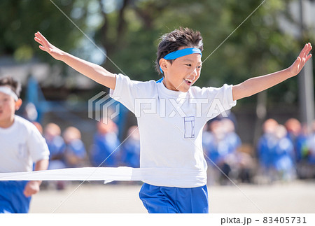 徒競走で一等賞になる小学生の男の子 83405731