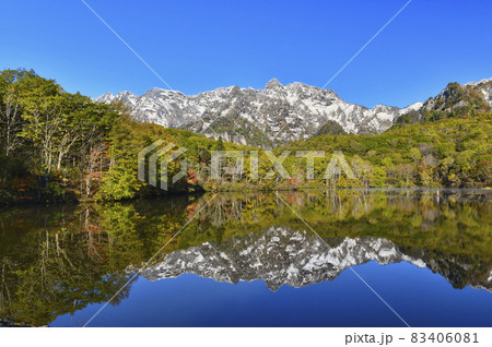 雪山と紅葉の鏡池（戸隠） 83406081