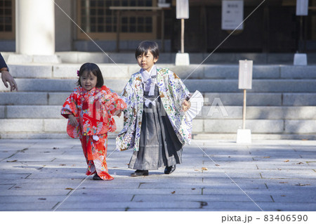 七五三で神社を訪れた家族 七五三で神社を訪れた家族 83406590