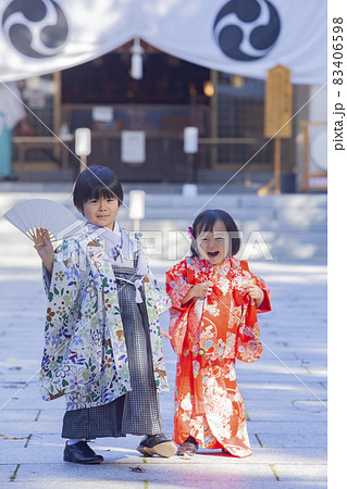 七五三で神社を訪れた家族 83406598