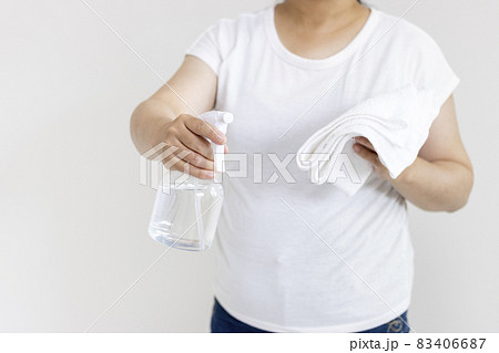 タオルとスプレーを持った女性（日本人、30代、顔無し）掃除イメージ 83406687