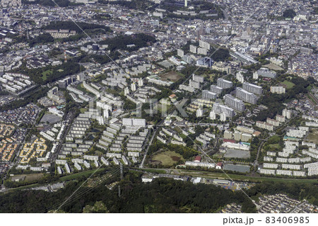 東京都多摩市の諏訪南公園上空から京王永山駅方向を空撮 83406985