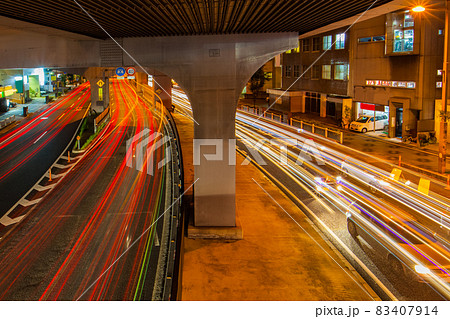 高架道路下の夜景です。上下線が入り組んだ交差点です。造形的背景にどうぞ。-2 高架道路下の夜景です。上下線が入り組んだ交差点です。造形的背景にどうぞ。-2 83407914