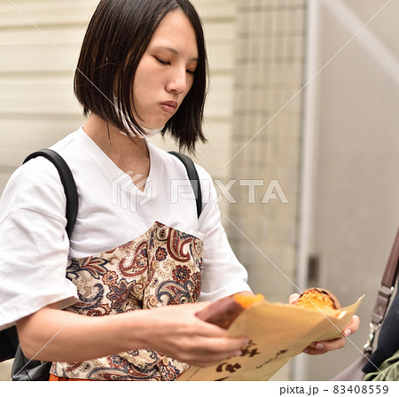 焼き芋をほおばる女性12 焼き芋をほおばる女性12 83408559