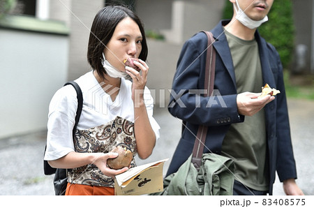 焼き芋を食べ歩きするカップル3 83408575