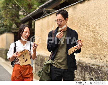 焼き芋を食べ歩きするカップル1 焼き芋を食べ歩きするカップル1 83408578