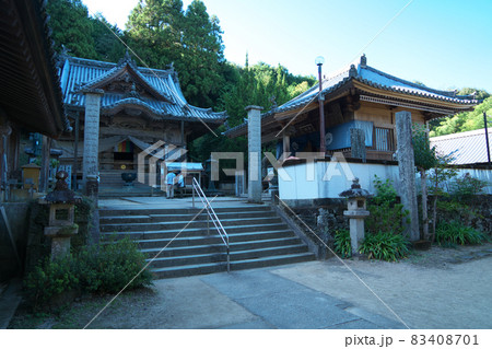 【四国八十八ヶ所】第十一番　藤井寺　本堂と大師堂と秋晴れの空　徳島県吉野川市 83408701