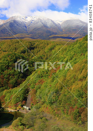 紅葉の小海線と初冠雪の八ヶ岳 紅葉の小海線と初冠雪の八ヶ岳 83408741