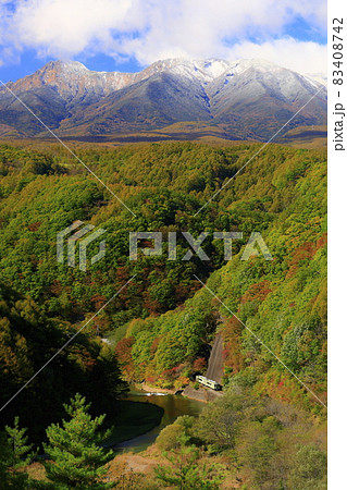 紅葉の小海線と初冠雪の八ヶ岳 83408742