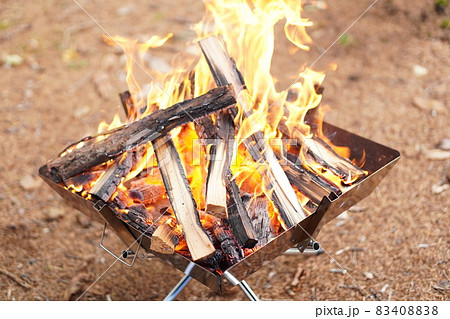 秋のキャンプ たき火 秋のキャンプ たき火 83408838