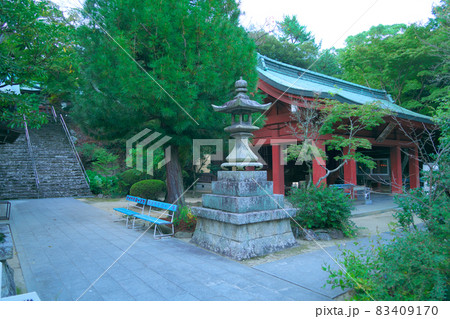 【四国八十八ヶ所】第八十二番札所　夕刻の根香寺大師堂　香川県高松市 83409170