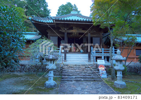 【四国八十八ヶ所】第八十二番札所　夕刻の根香寺本堂　香川県高松市 83409171