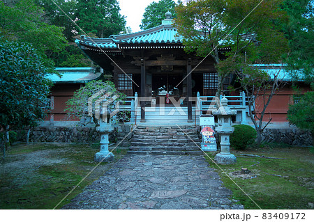 【四国八十八ヶ所】第八十二番札所　夕暮れの根香寺本堂　香川県高松市 83409172