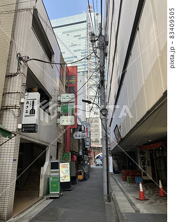 港区新橋の歓楽街の風景 83409505