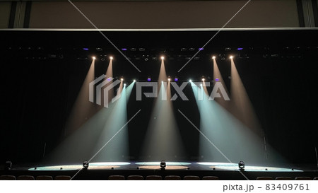 パターンの異なる白い照明 83409761