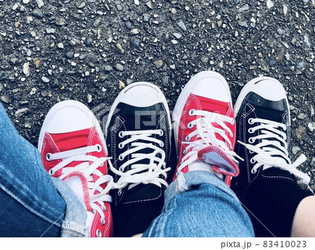 仲良しの友達とお揃いのスニーカーの写真素材 [83410023] - PIXTA 友達のスニーカー