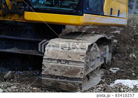 ショベルカーのキャタピラ 83410257