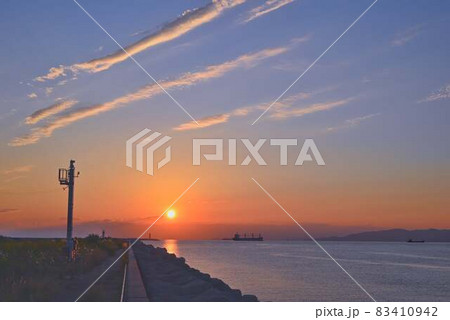 夕暮れ空と海 83410942