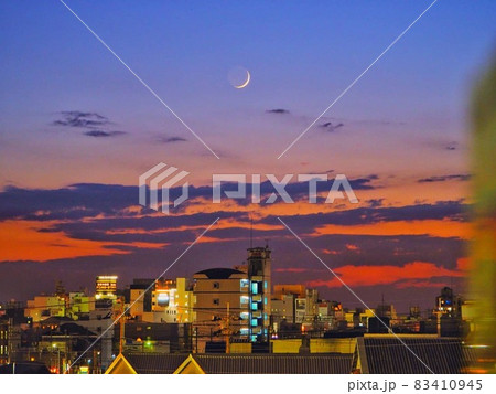 夕暮れ空と月 夕暮れ空と月 83410945