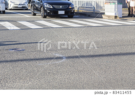 交差点で信号待ちをするセダン 交差点で信号待ちをするセダン 83411455
