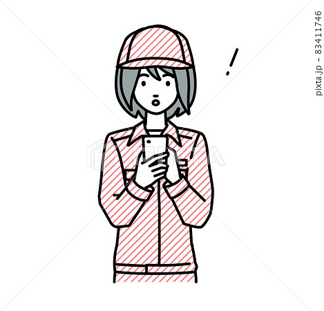 立ってスマートフォンを操作して何かに気づいて驚いた作業員の女性 83411746