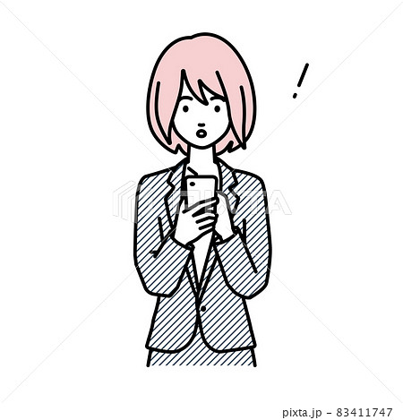 立ってスマートフォンを操作して何かに気づいて驚いたスーツの女性 83411747