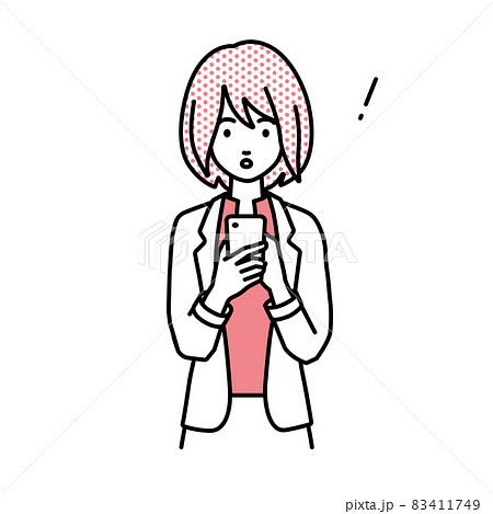 立ってスマートフォンを操作して何かに気づいて驚いたジャケットの女性 83411749