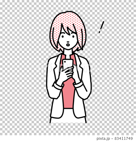 立ってスマートフォンを操作して何かに気づいて驚いたジャケットの女性 83411749